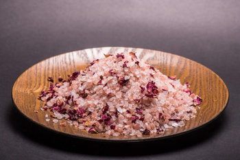 Himalajska sól do kąpieli z płatkami róż Zdrowie Natury, 2 kg.